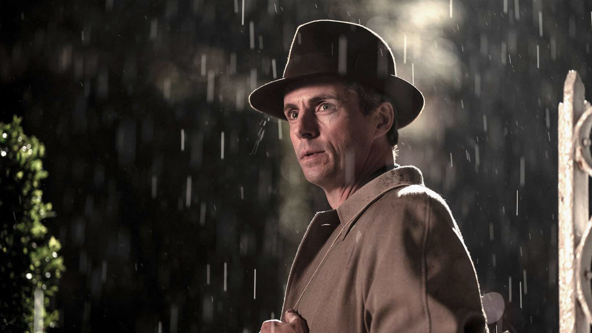 لوئیس در باران در فیلم آخرین برخورد با فروید