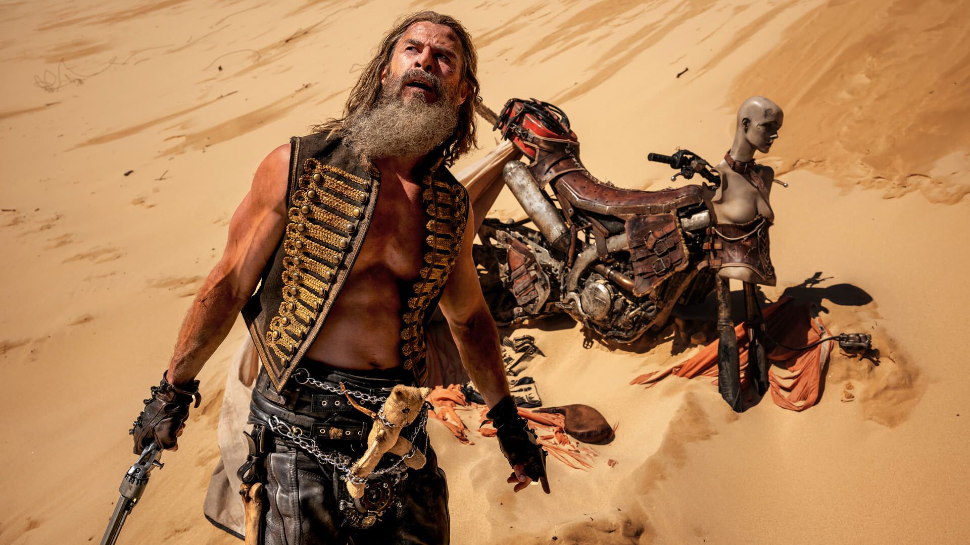 کریس همسورث در نقش جنگ‌سالار دمنتوس فیلم Furiosa: A Mad Max Saga از موتور پیاده شده است