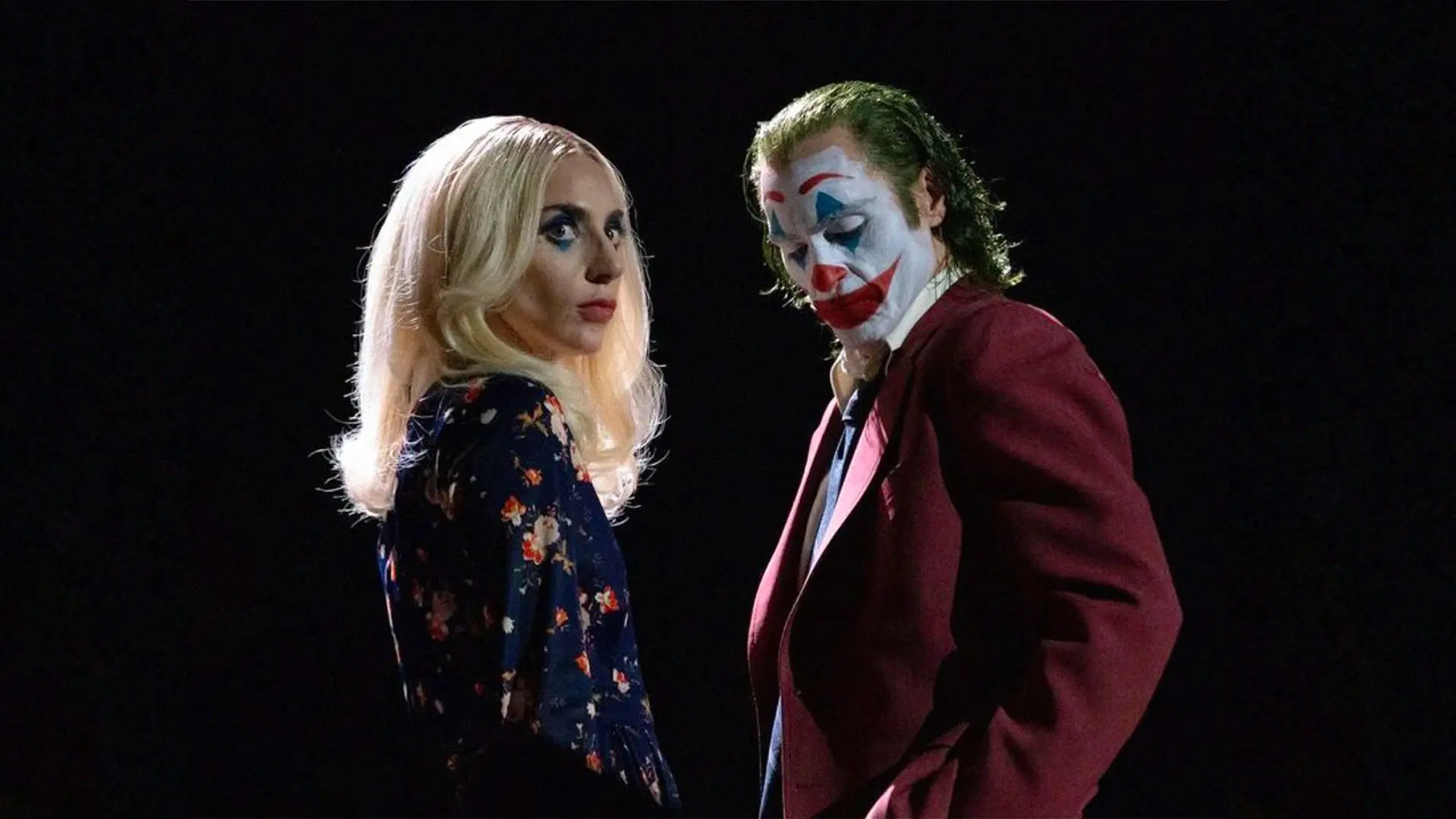 واکین فینیکس در نقش جوکر و لیدی گاگا در نقش هارلی کویین با بک گراند سیاه در فیلم Joker: Folie à Deux