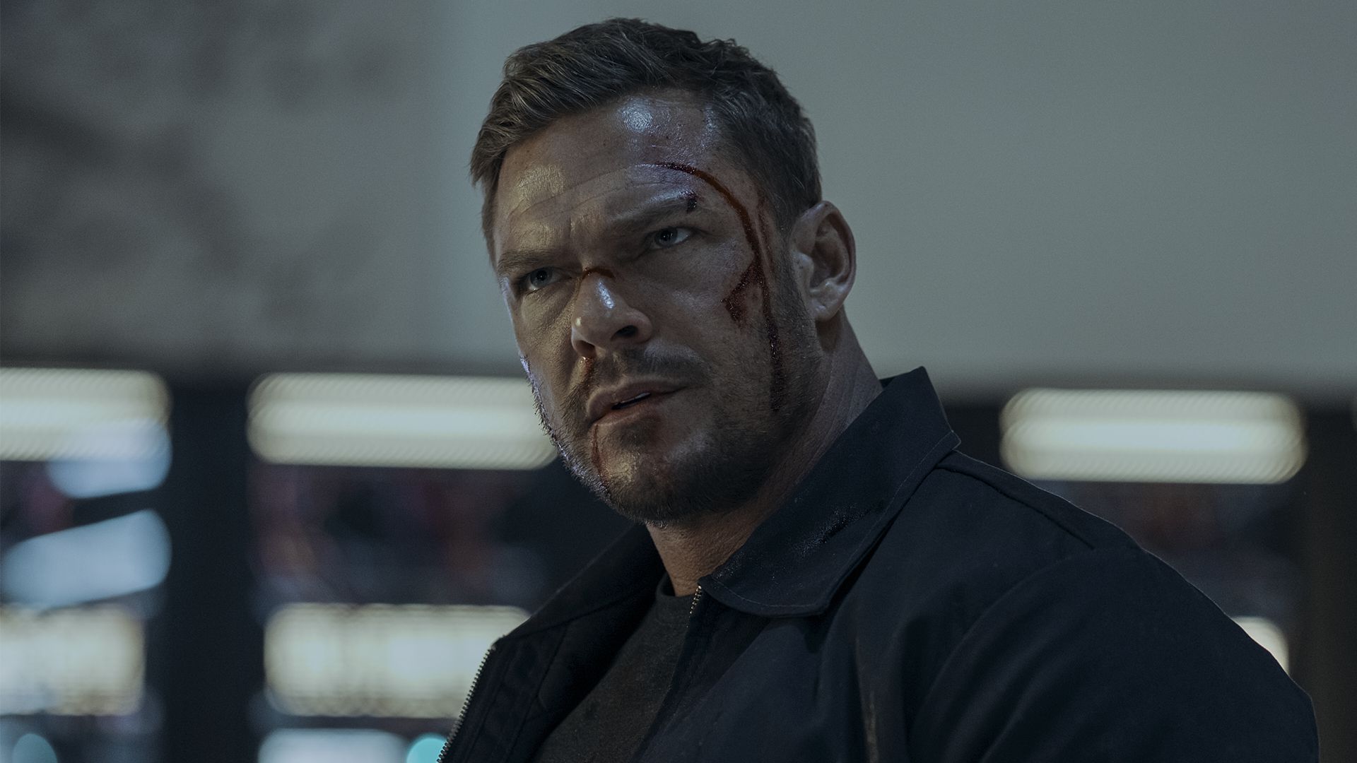 صورت زخمی آلن ریچسون در نقش جک ریچر در فصل دوم سریال Reacher