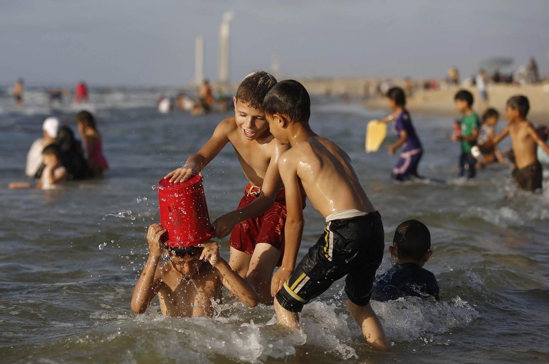 حضور کودکان در دریا در فصل گرم اوت در مستند The Hottest August