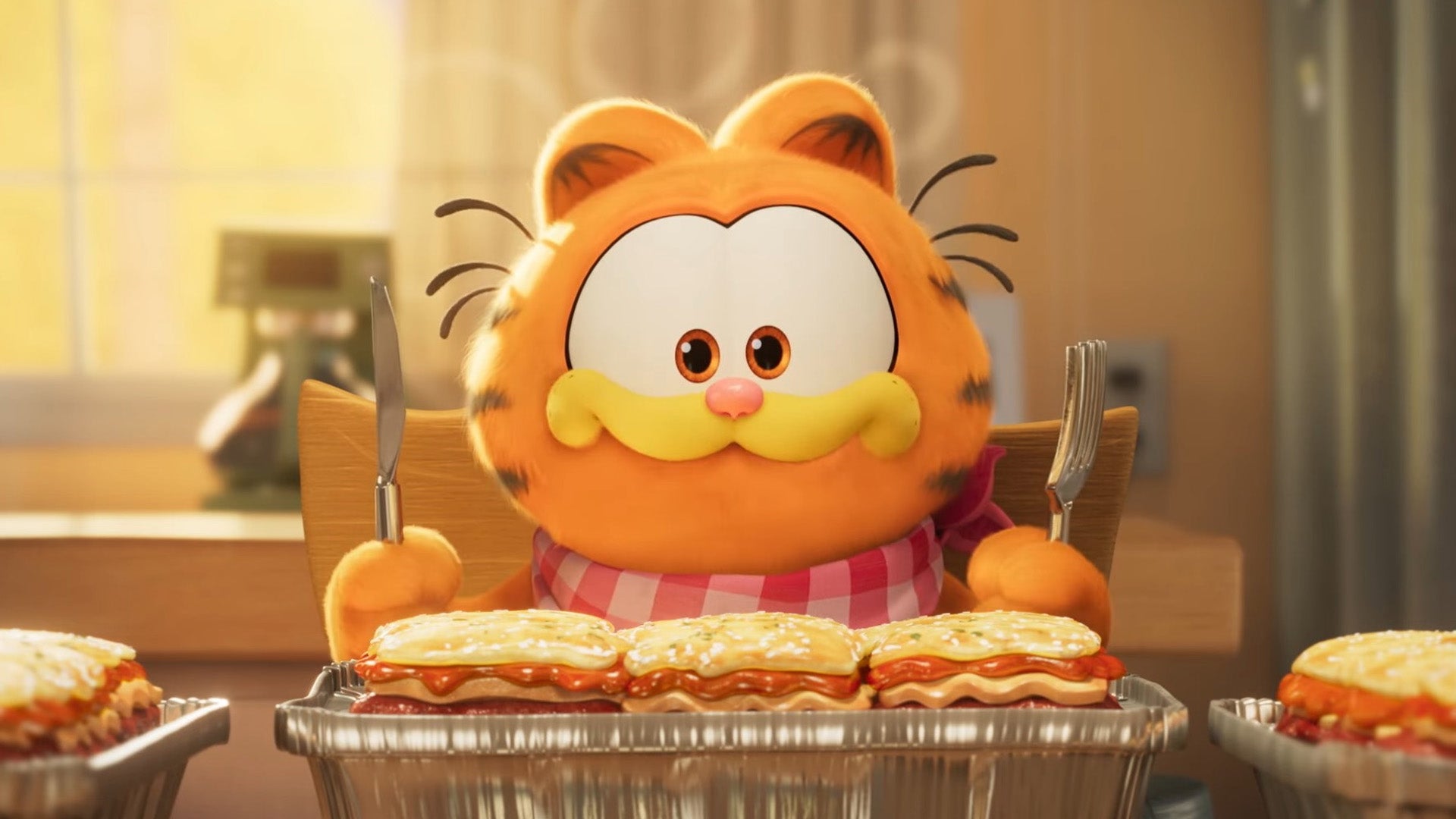 گارفیلد در حال خوردن لازانیا در انیمیشن The Garfield Movie
