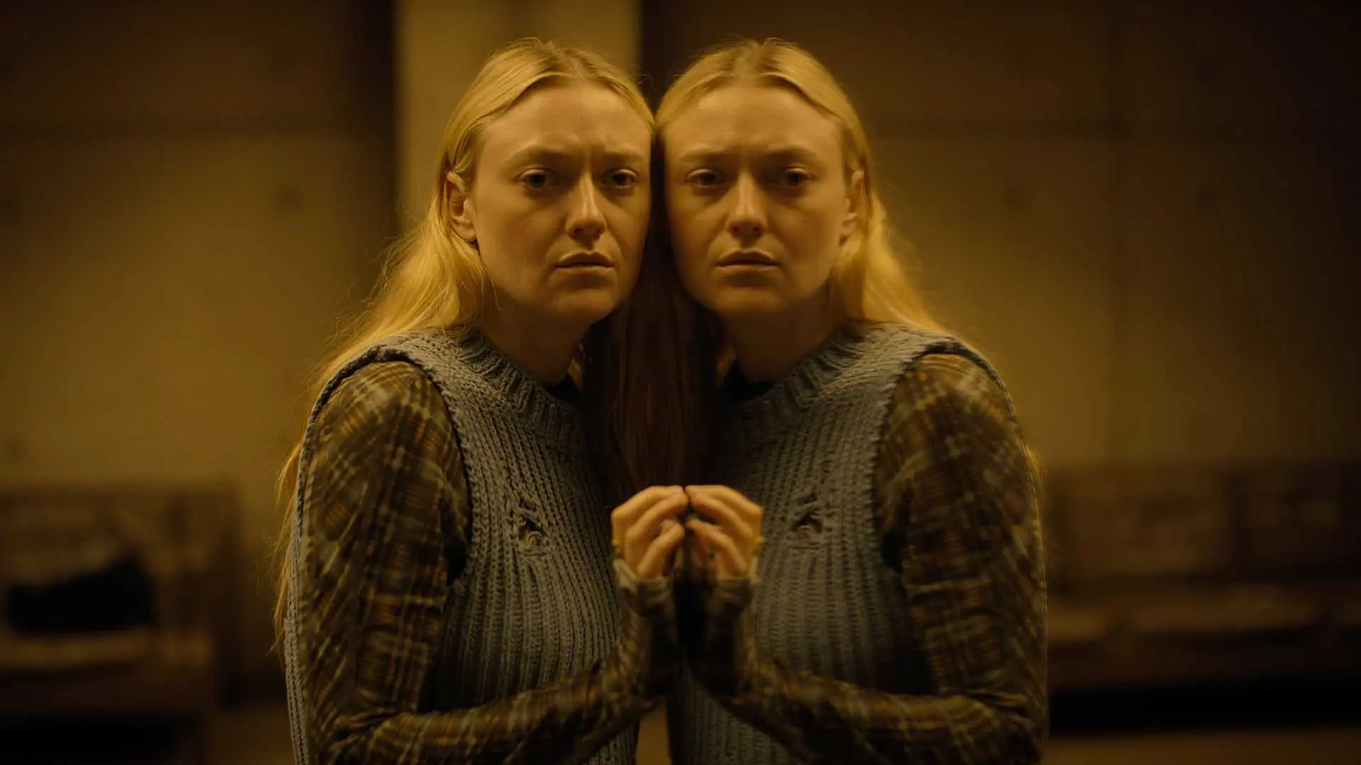 داکوتا فنینگ در فیلم The Watchers به یک آینه چسبیده است