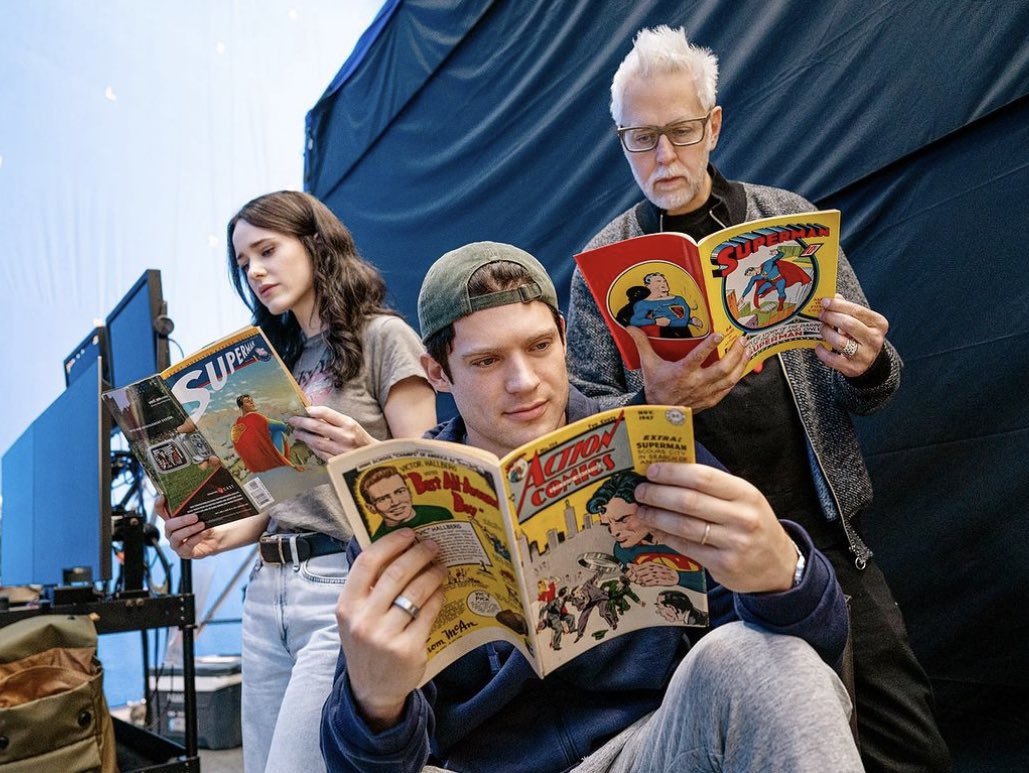 جیمز گان، دیوید کورنسوت و ریچل بروزناهان در حال خواندن کمیک‌های سوپرمن در پشت صجنه فیلم Superman
