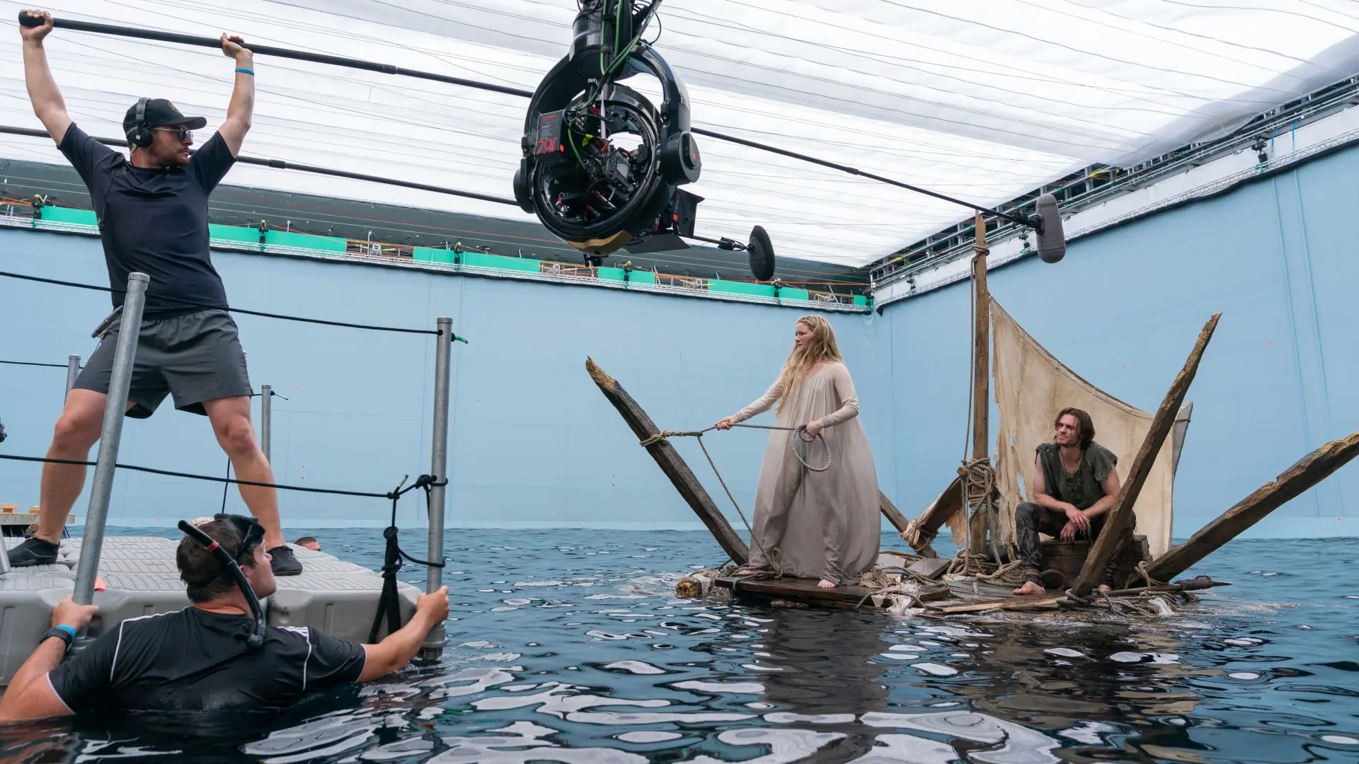 مورفید کلارک در نقش گالادریل روی بقایای یک قایق روی آب در محل فیلمبرداری سریال حلقه های قدرت