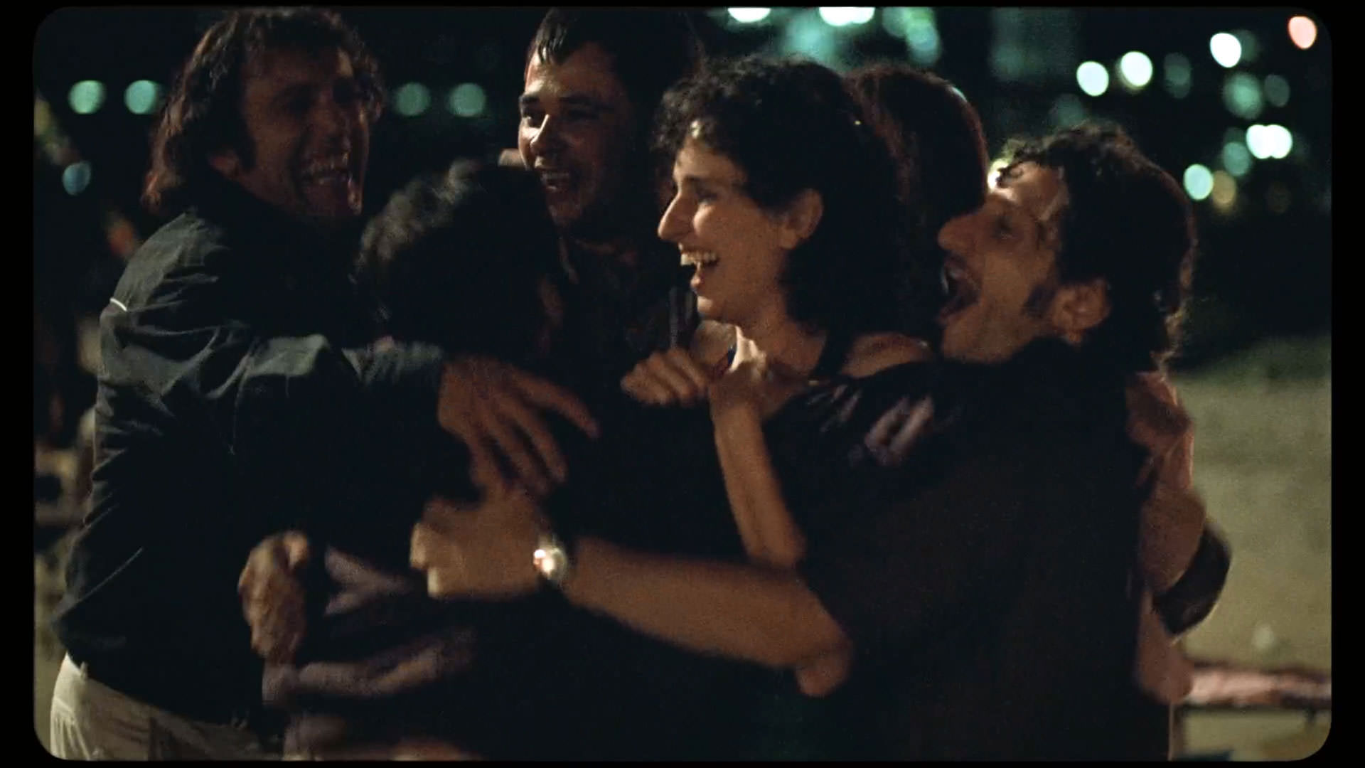 کارول دوارته توسط چند مرد که با او خوشحالی میکنند احاطه شده است در نمایی از فیلم کیمرا به کارگردانی آلیچه رورواکر