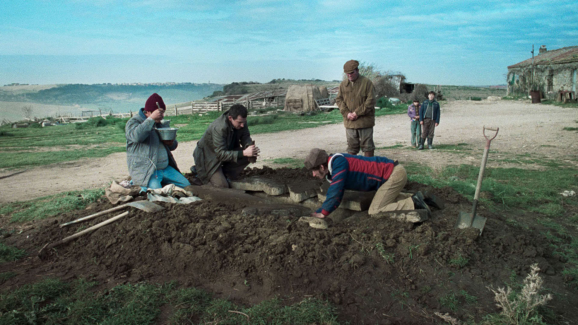 چند مرد در خاک حفاری می‌کننددر نمایی از فیلم کیمرا به کارگردانی آلیچه رورواکر