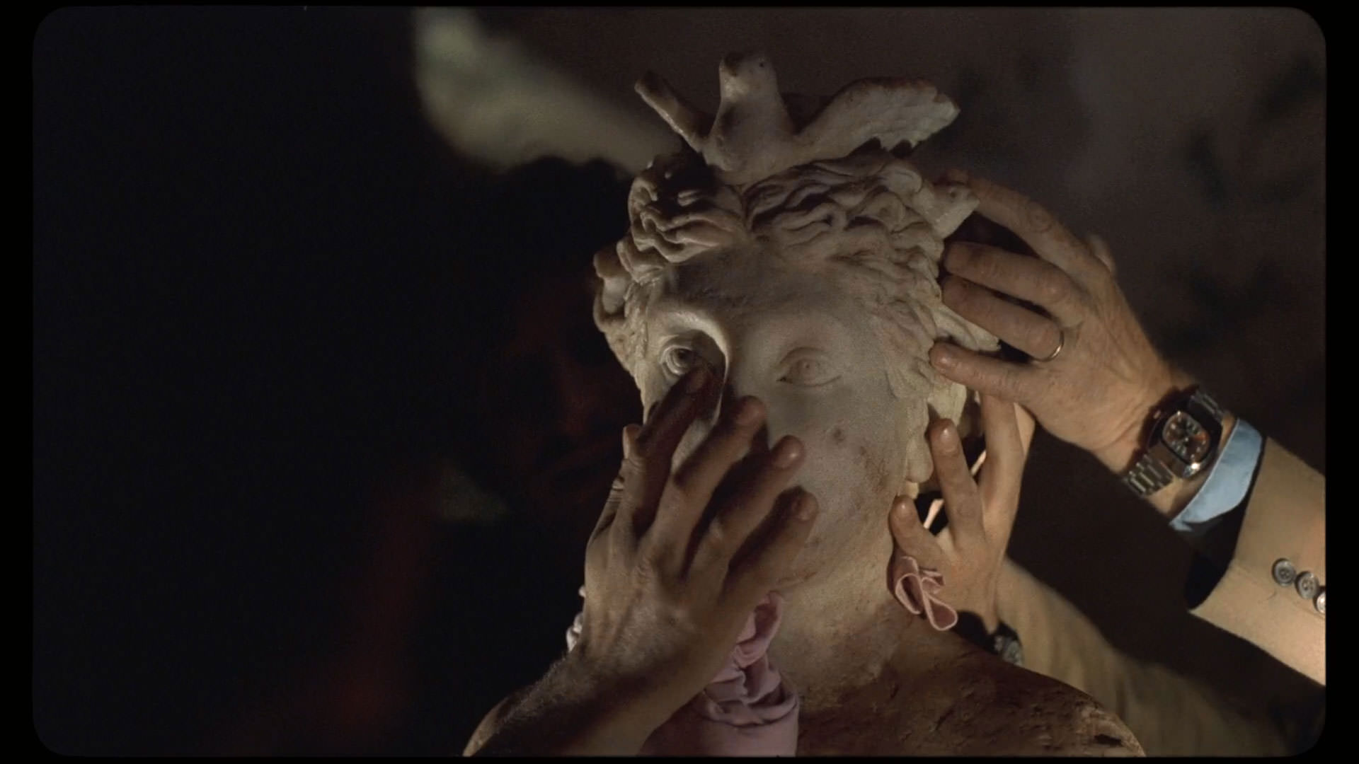 مردانی سر یک مجسمه سفید را با دست‌های خود نگه داشته‌اند در نمایی از فیلم کیمرا به کارگردانی آلیچه رورواکر