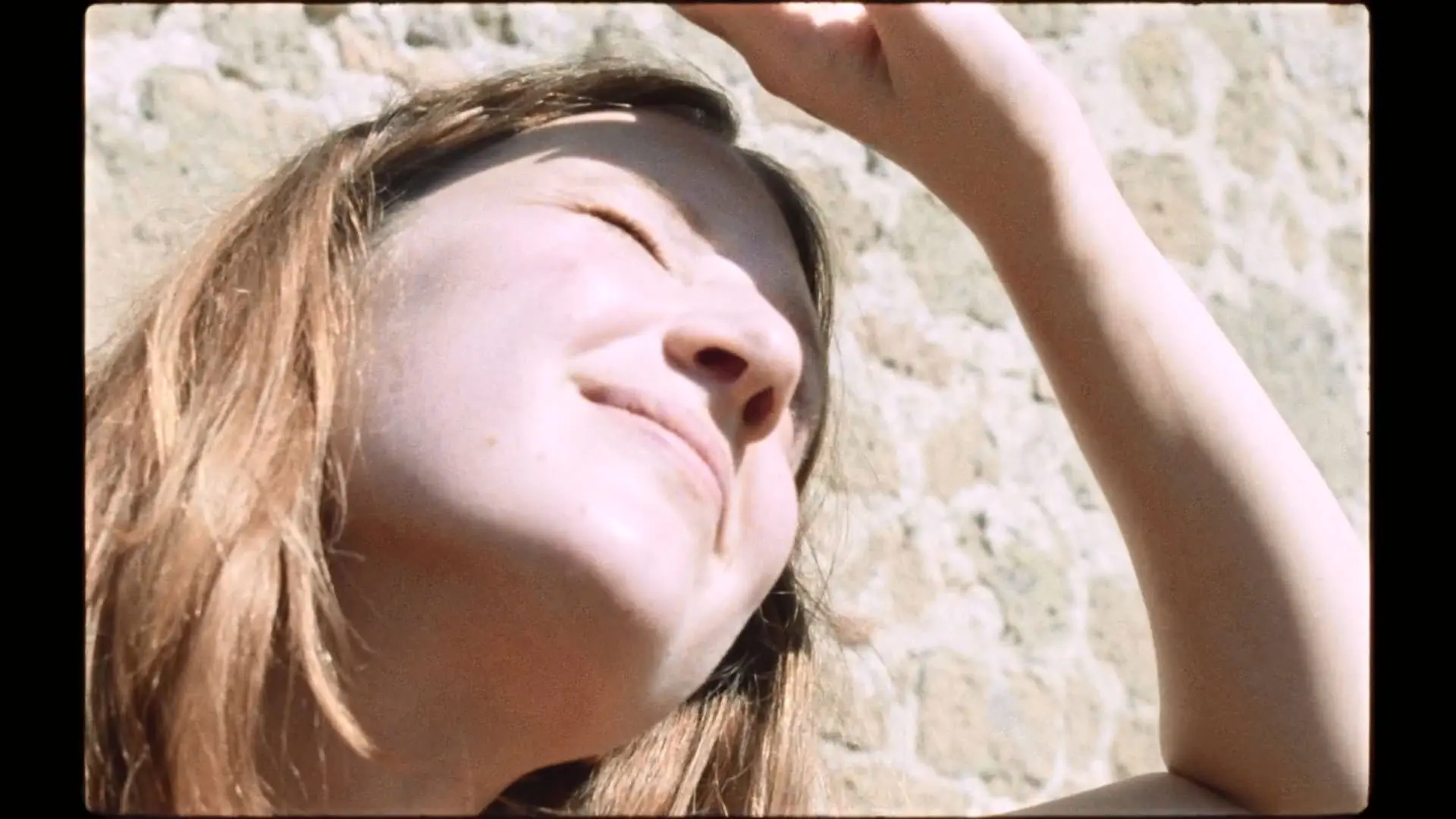 ییله ویانلو صورت‌اش از آفتاب می‌پوشانددر نمایی از فیلم کیمرا به کارگردانی آلیچه رورواکر