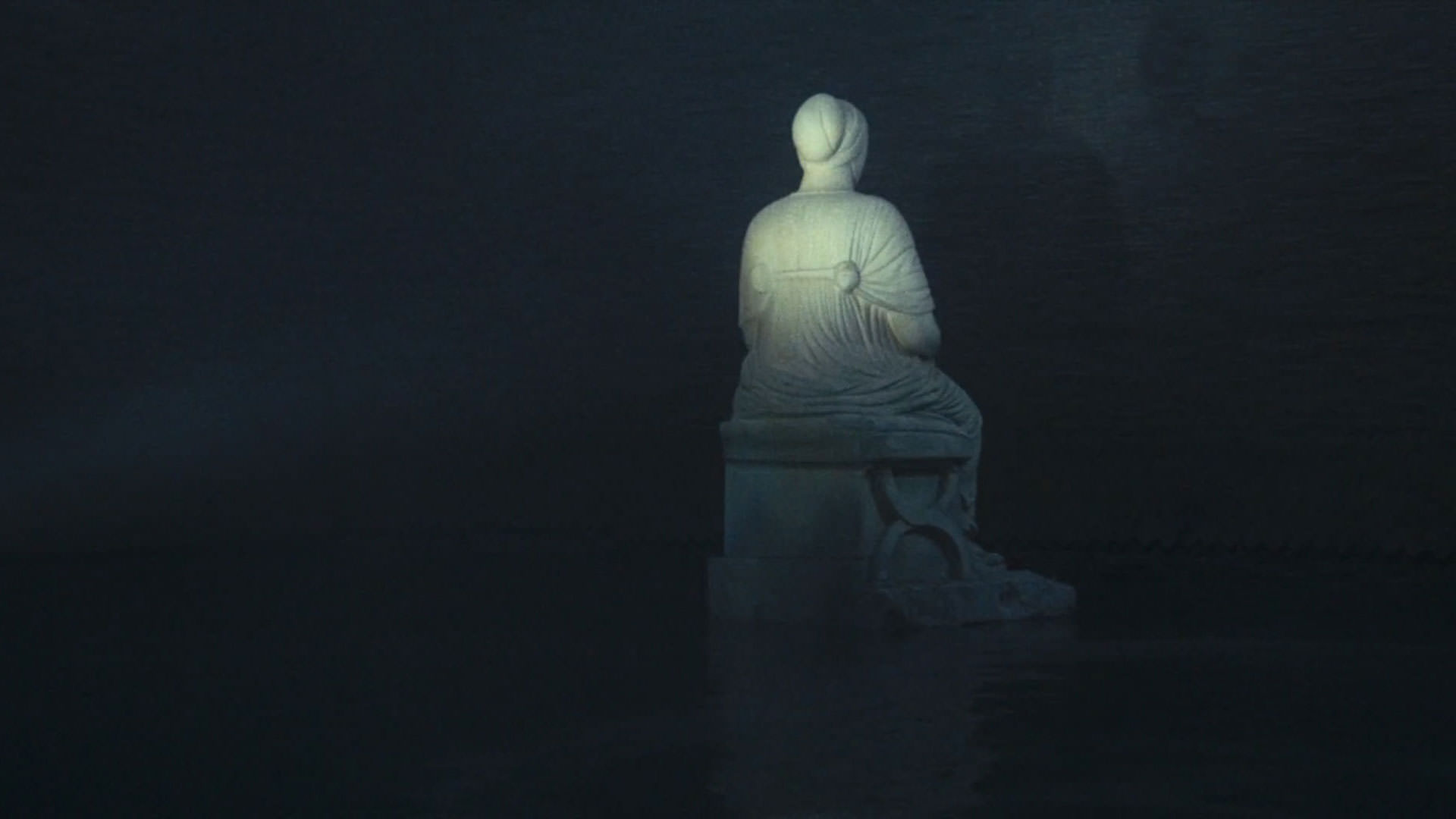 مجسمه‌ای سفیدرنگ داخل تاریکی رها شده و کسی بر آن نور می‌تاباند در نمایی از فیلم رم به کارگردانی فدریکو فلینی