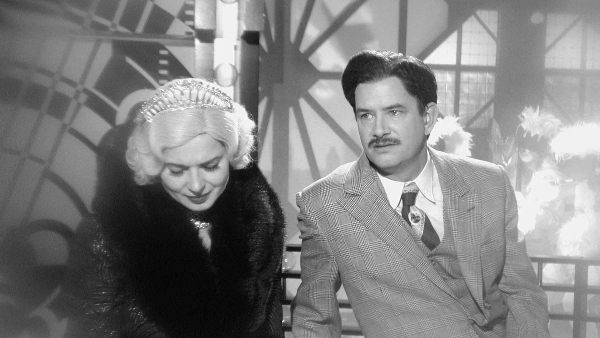مارک مک کینی در یک صحنه سیاه و سفید از فیلم در کنار ایزابلا روسلینی ژست می گیرد 
