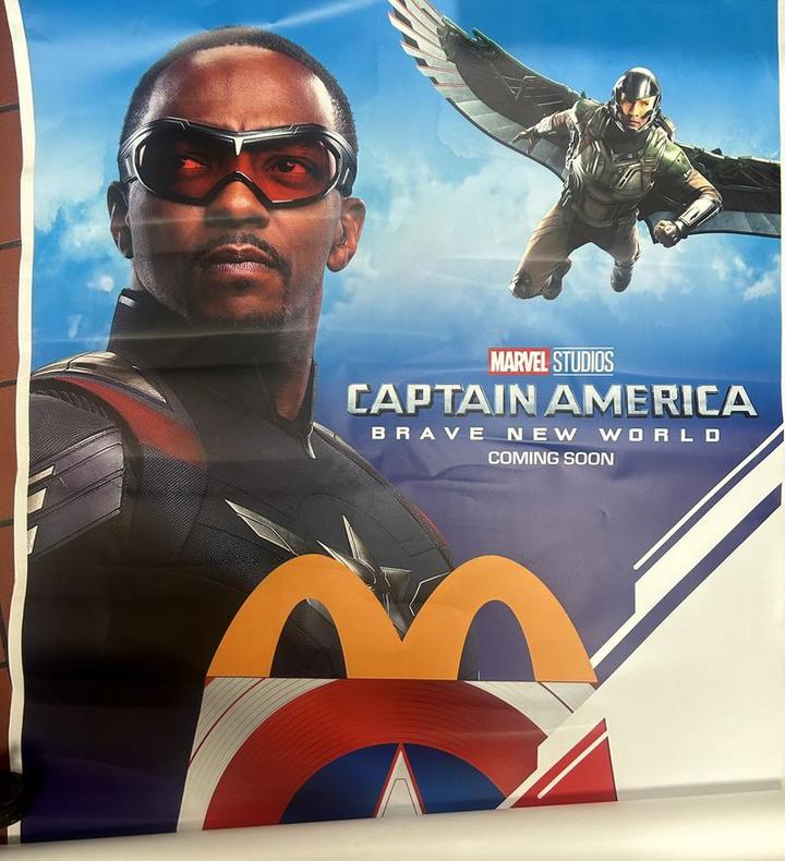 تصویری از کاپیتان آمریکا در کنار فالکون جدید