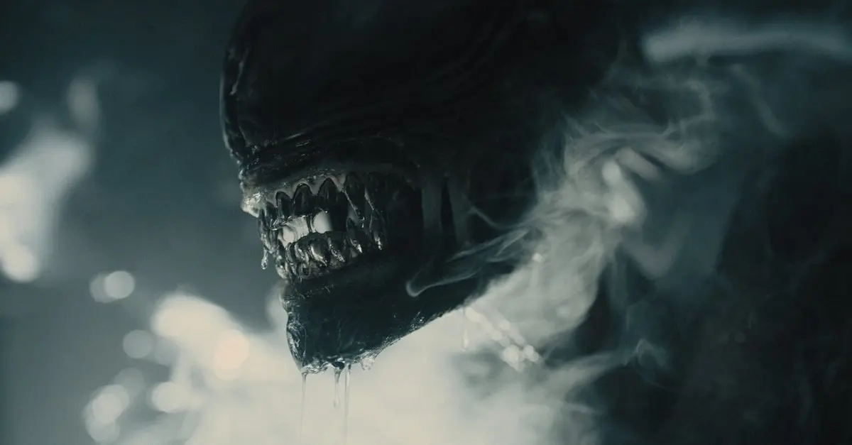 زنومورف در حال نمایش دندان‌های خود در فیلم Alien: Romulus