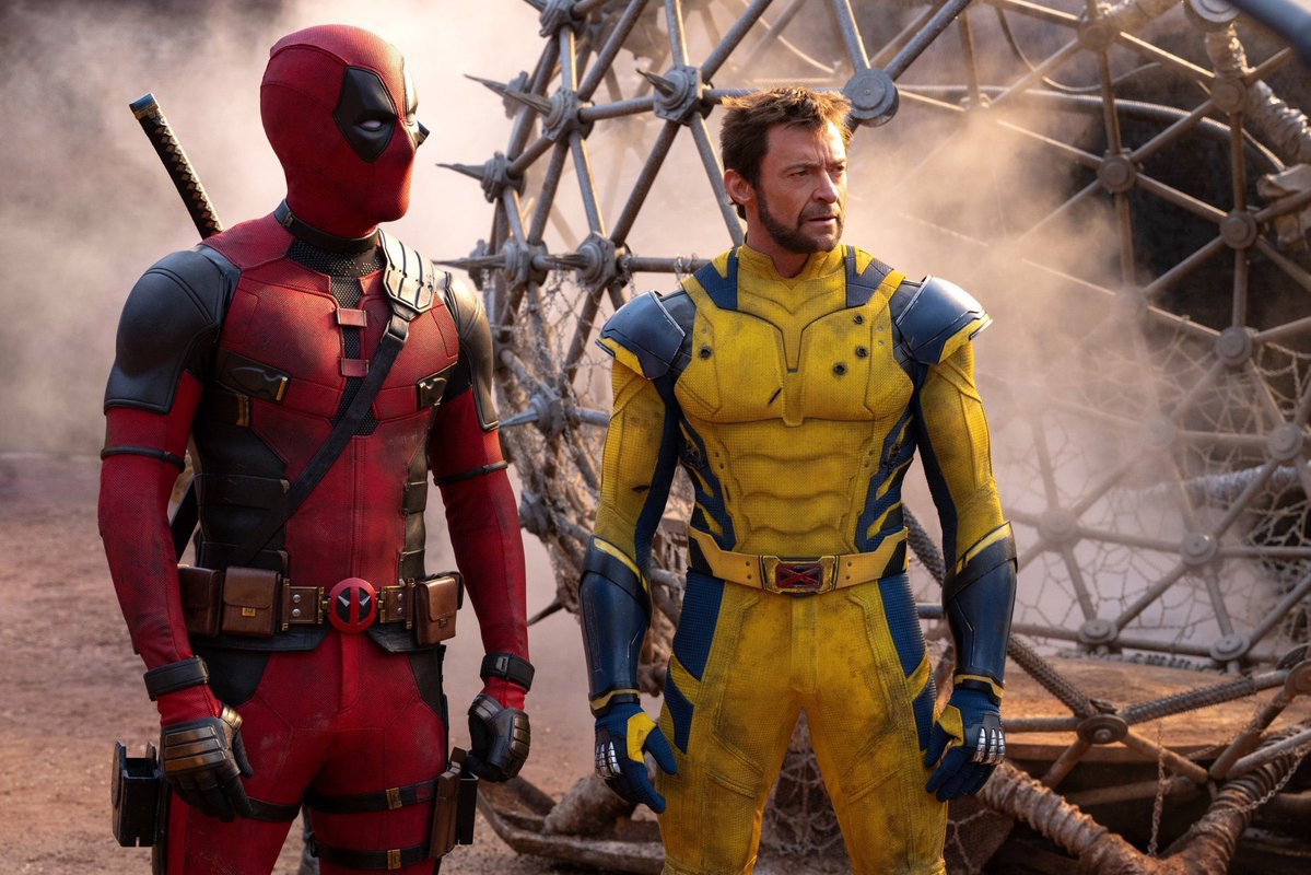 ولورین و ددپول درکنار یک مکان آسیب دیده در فیلم Deadpool and Wolverine