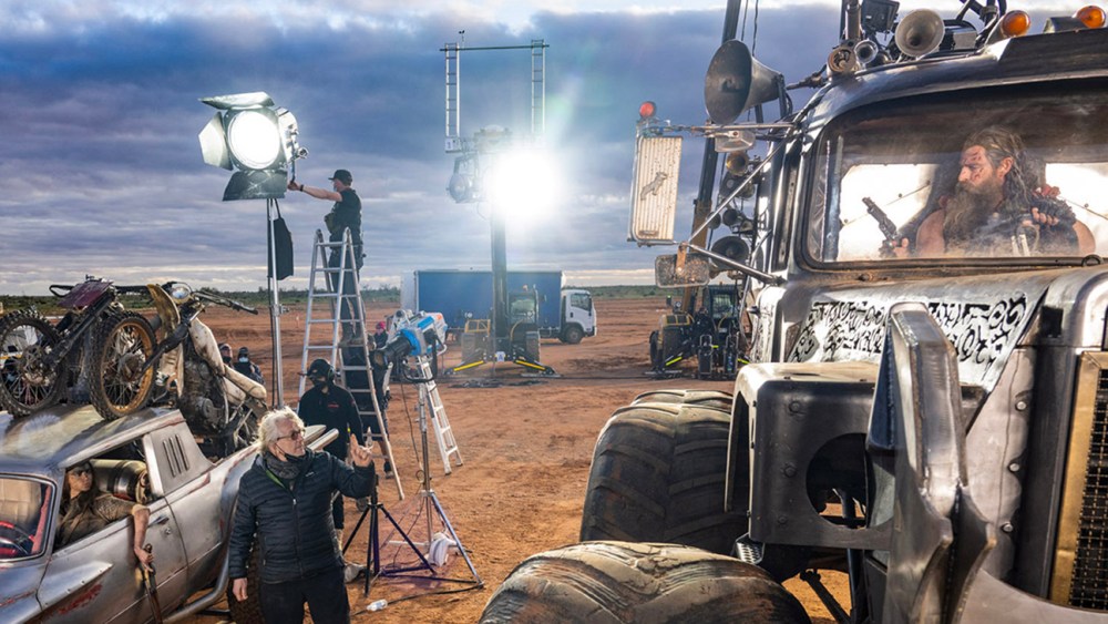 جورج میلر و کریس همسورث در پشت صحنه فیلم Furiosa: A Mad Max Saga 