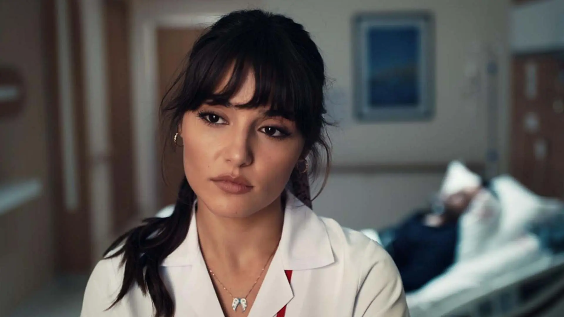 هانده ارچل با لباس سفید پزشکی در سریال Azize