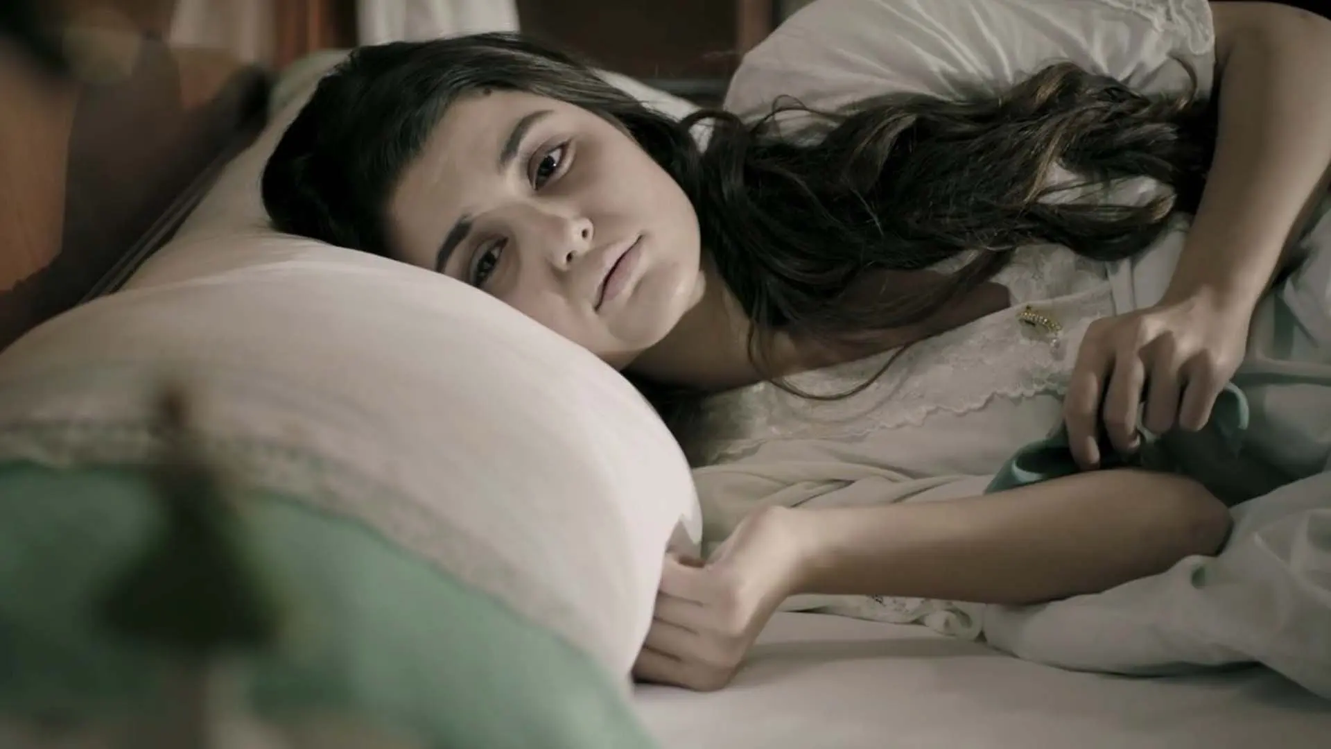 هانده ارچل در نقش یک دختر بیمار در سریال Çalıkuşu