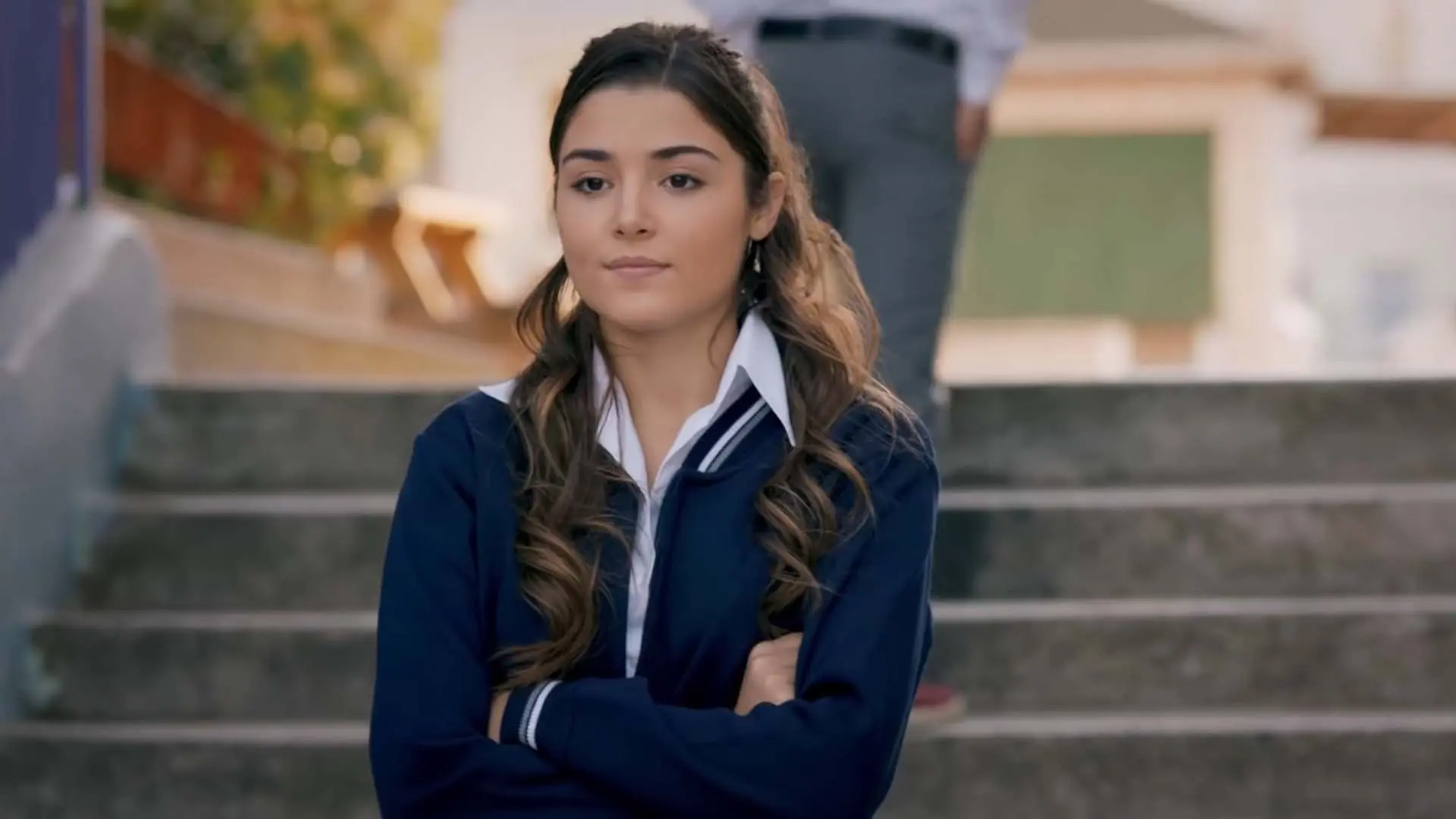 هانده ارچل در نقش یک دختر مدرسه‌ای در سریال Hayat Agaci