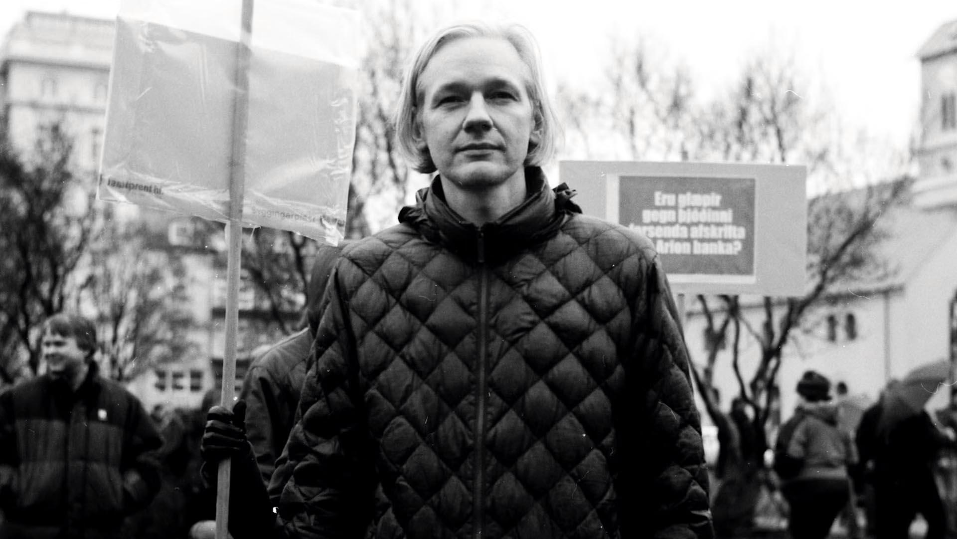 تصویر سیاه و سفیدی از جولین آسانژ در مستند We Steal Secrets: The Story of WikiLeaks