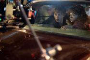 ناتالیا دایر و چارلی هیتون در داخل BMW در پشت صحنه سریال Stranger Things 5