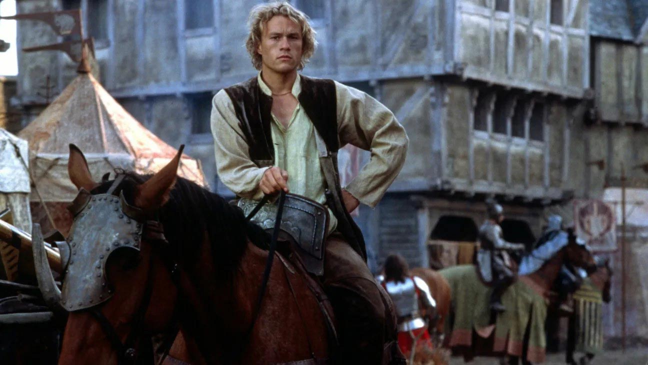 هیت لجر در نقش یک شوالیه تازه کار سوار اسب در فیلم داستان یک شوالیه