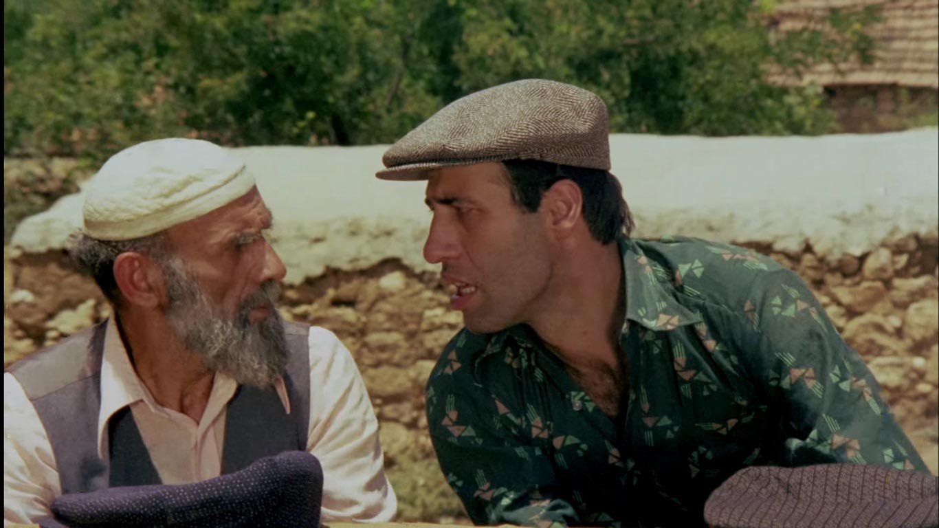 کمال سونال در نقش یک مرد کشاورز خجالتی و درستکار در فیلم فیزو