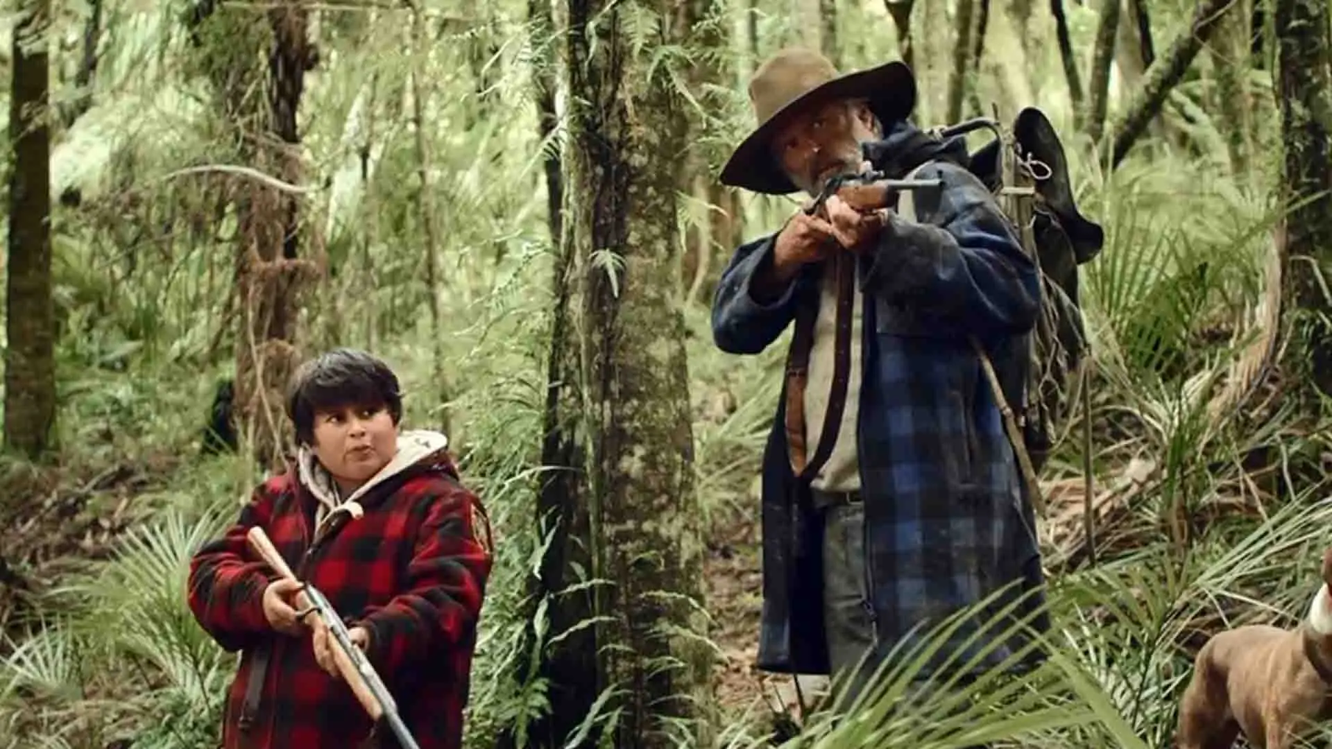 یک پدر و پسر ناتنی با اسلحه در جنگل در فیلم Hunt for the Wilderpeople