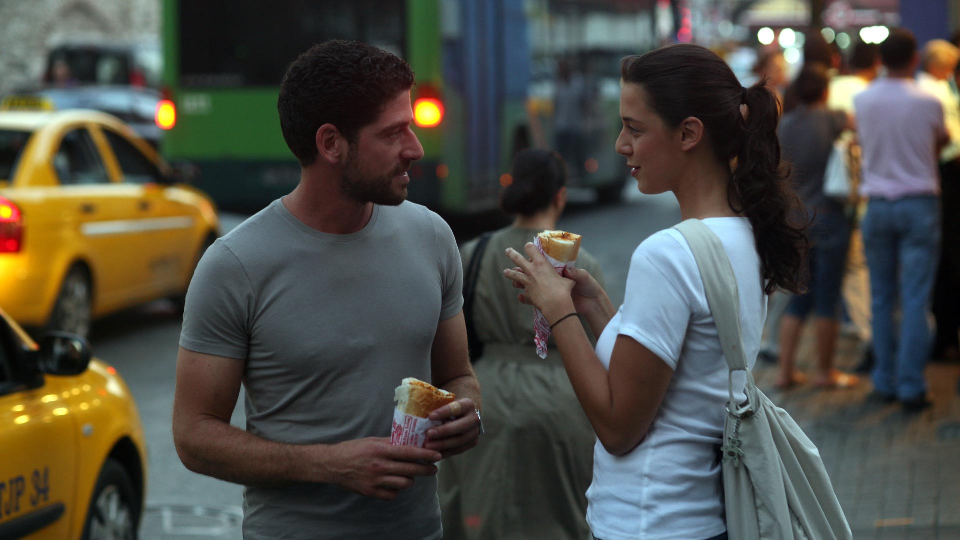 جمال هونال در فیلم تنها درحال خوردن ساندویچ با همبازی خود