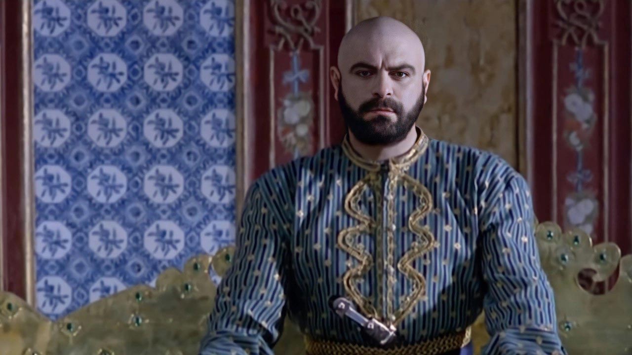 یک مرد طاس تنها با لباس مردمان امپراتوری عثمانی در فیلم استانبول زیر پاهایم