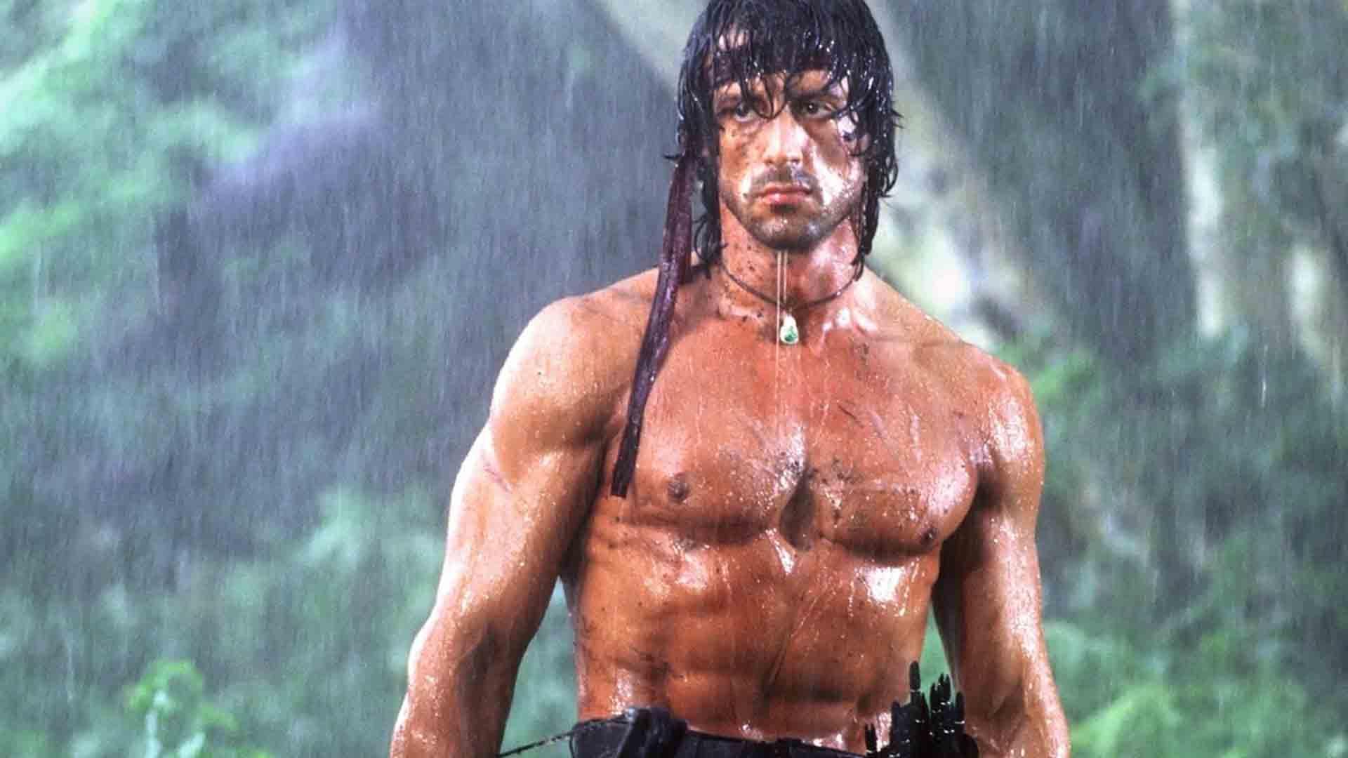 سیلوستر استالونه زیر باران در فیلم Rambo: First Blood Part II