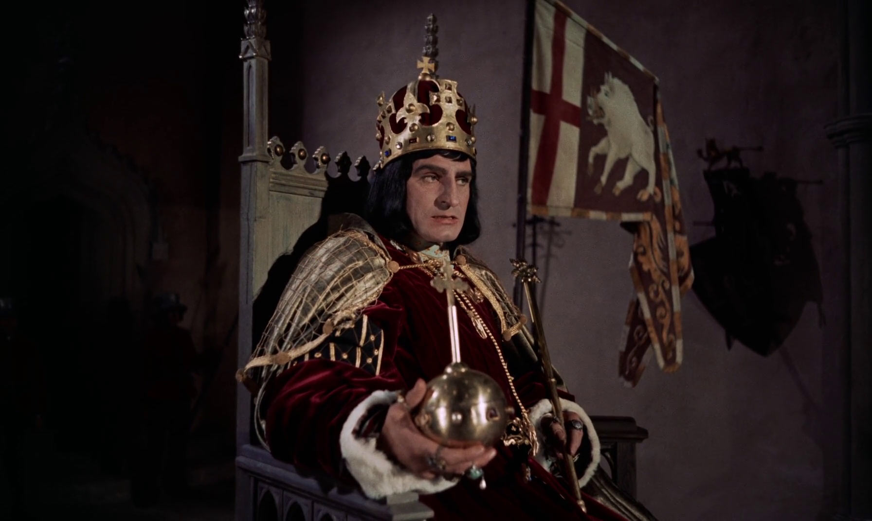 لارنس اولیویه در نقش شاه ریچارد سوم روی تخت پادشاهی با تاج