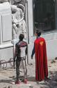 سوپرمن و مستر تریفیک در حال تماشا مجسمه در پشت صحنه فیلم Superman