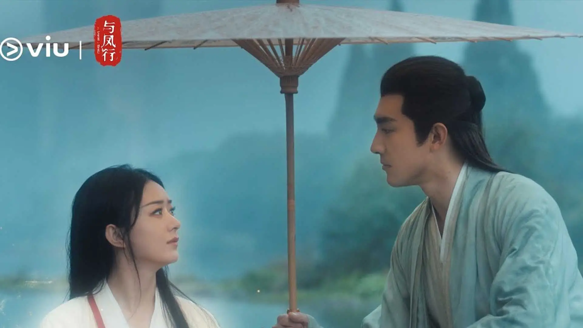 مردی در سریال The Legend of Shen Li یک چتر برای یک زن گرفته است