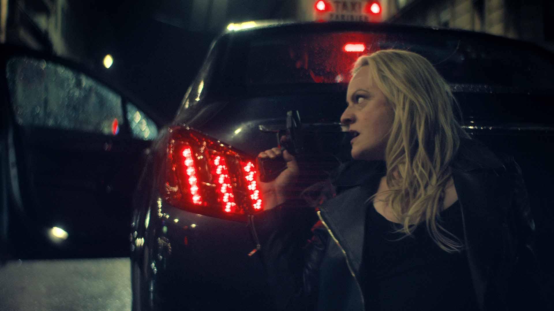 الیزابت ماس ​​در فیلم The Veil با اسلحه در دست پشت ماشین پنهان می شود