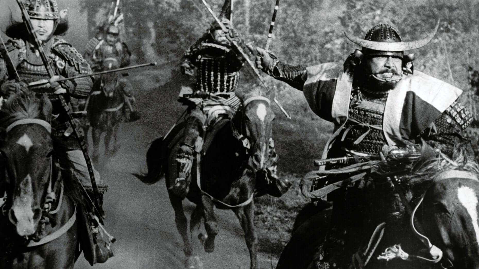 جنگجویان سامورایی سوار اسب در فیلم سریر خون
