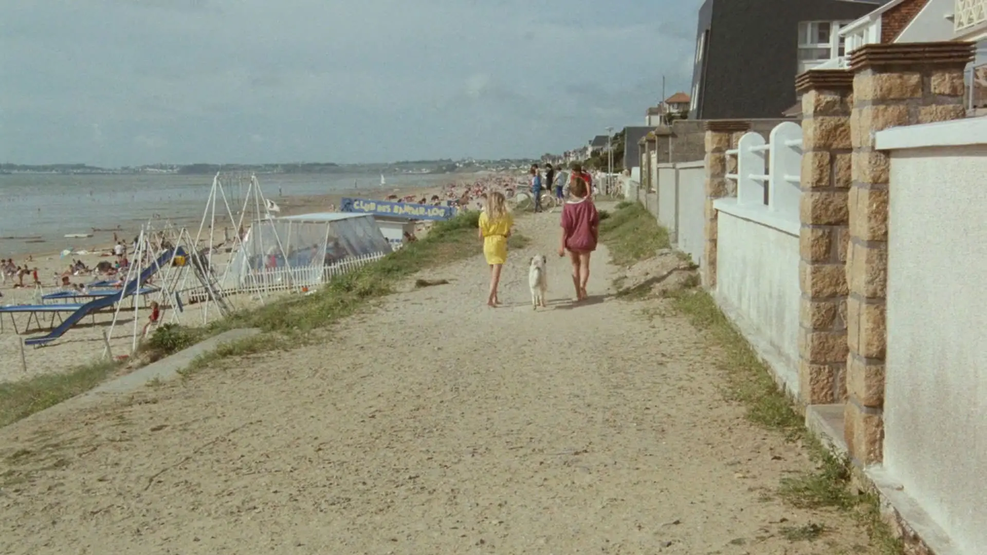 دو زن در ساحل قدم می‌زنند در نمایی از فیلم پائولین در ساحل به کارگردانی اریک رومر