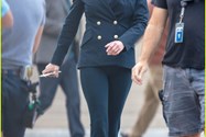 امیلی ونکمپ در حال قدم زدن در پشت صحنه سریال The Falcon and the Winter Soldier