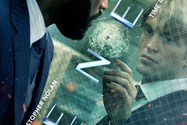 پوستر فیلم Tenet با حضور رابرت پتینسون و جان دیوید واشنگتن مقابل شیشه شکسته
