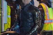 سباستین استن نشسته روی موتور در سریال The Falcon and The Winter Soldier