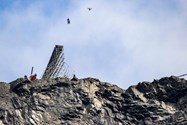 تام کروز با موتور در حال پرش از روی سکو در کوهستان در فیلم Mission Impossible 7