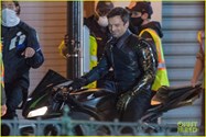 سباستین استن سوار موتور و در حال استراحت در پشت صحنه سریال The Falcon and The Winter Soldier