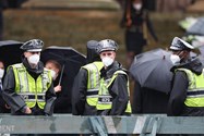 تجمع پلیس‌ها برای جلوگیری از هرج‌ومرج در مراسم تدفین یکی از کاراکترهای فیلم The Batman
