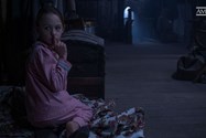 دختر بچه با لباسی صورتی رنگ در حال نشان دادن سکوت در سریال The Haunting of Bly Manor