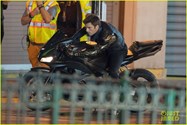 سباستین استن سوار بر موتور سیکلت در سریال The Falcon and The Winter Soldier