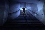لیان کندی در راه پله در سریال Resident Evil: Infinite Darkness