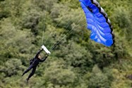 تام کروز در حال پرواز با چتر در فیلم Mission Impossible 7