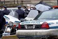 جلوگیری پلیس‌ها از هرج‌ومرج در مراسم تدفین یکی از کاراکترهای فیلم The Batman