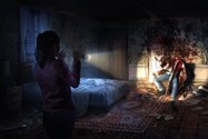 کلر ردفیلد نور چراغ قوه را روی یک جنازه در خانه متروکه انداخته در انیمیشن Resident Evil: Infinite Darkness