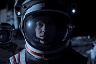 هیلاری سوانک روی ماه در سریال Away