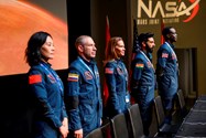 اعضای تیم ناسا برای ماموریت سفر به مریخ در سریال Away